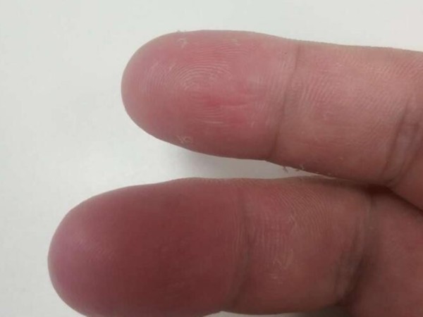 按了十多次指紋，終于打開了門，該換智能鎖了啊